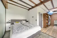 Schlafzimmer mit offen integriertem Ankleidebereich