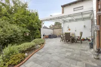 Großzügige Südterrasse mit überdachtem Sitzbereich