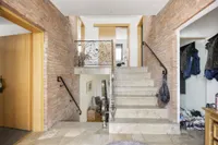 Charaktervoller Eingangsbereich mit offener Treppenarchitektur