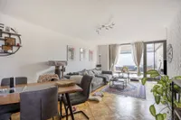 Großzügiger Wohn- und Essbereich mit Stabparkett und Zugang zur Südterrasse