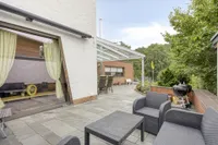 Südterrasse mit Sitzbereich und Markise