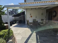 Südterrasse mit Markisen im Sommer
