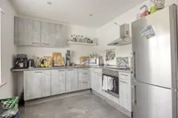 Einbauküche auf der Eingangsebene mit Blick auf den vorderen Grundstücksbereich