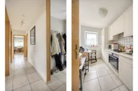 Eingangsbereich der dritten Wohnung mit Garderobe, Flur und Einbauküche
