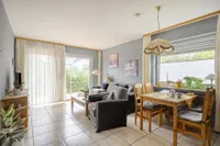 Wohnzimmer mit großzügiger Glasfront und eigener Südterrasse