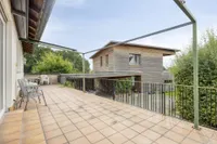 Südterrasse über die gesamte Wohnungsbreite mit Markise