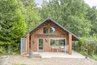Gartenhaus "Zur stillen Waldesruh" mit vorgelagerter Terrasse