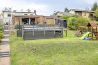 Gartenansicht mit Pool und terrassierten Außenbereichen