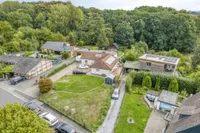 Drohnenansicht mit potenzieller Baufläche, Haupthaus und Blick in den Eichenwald