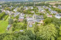 Drohnenansicht mit Blick über Eichenwald, Hanggarten und das gesamte Anwesen