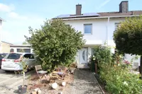 Hausansicht mit Stellplatz und PV-Anlage