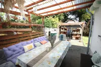 Gemütliche Sitzecke mit Pergola und Grillplatz