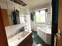 Badezimmer im OG mit Eckbadewanne