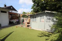 Gartenbereich mit Gartenhaus