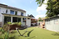 Gartenansicht mit Wintergarten PV-Anlage und Gartenhaus