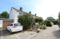 Frontansicht der Reihenhausanlage mit Garage u. Stellplatz