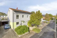 Straßenansicht der Doppelhaushälfte mit Carport
