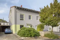 Süd-Ost-Ansicht der Doppelhaushälfte mit Carport