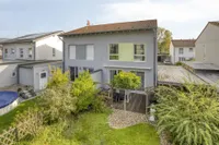 Gartenansicht der Doppelhaushälfte mit Nachbarschaftsbebauung