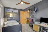 Schlafzimmer I - weitere Perspektive mit Blick zur Tür