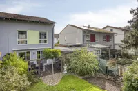 Blick auf den Garten, die Terrasse und die Doppelhaushälfte
