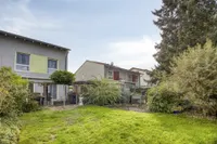 Blick über den Garten zur Terrasse und zum Haus