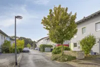 Blick entlang der Straße mit gepflegter Nachbarschaftsbebauung