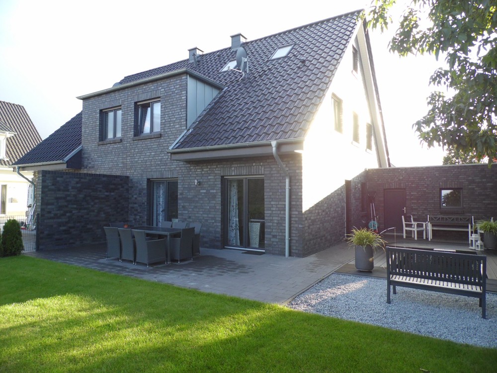 Hausrückseite mit Terrasse und Sitzecke