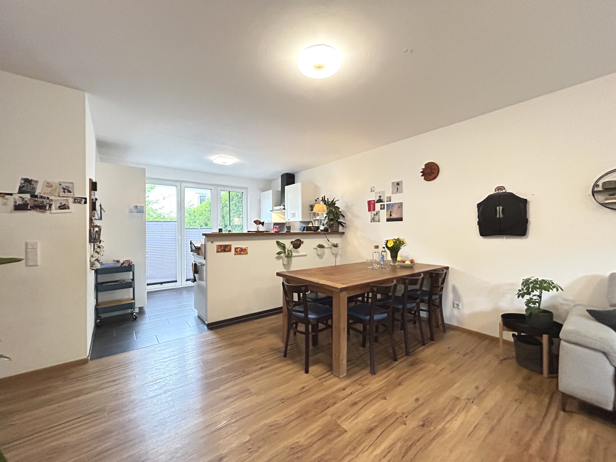 Wohn- und Esszimmer mit Blick in die Küche