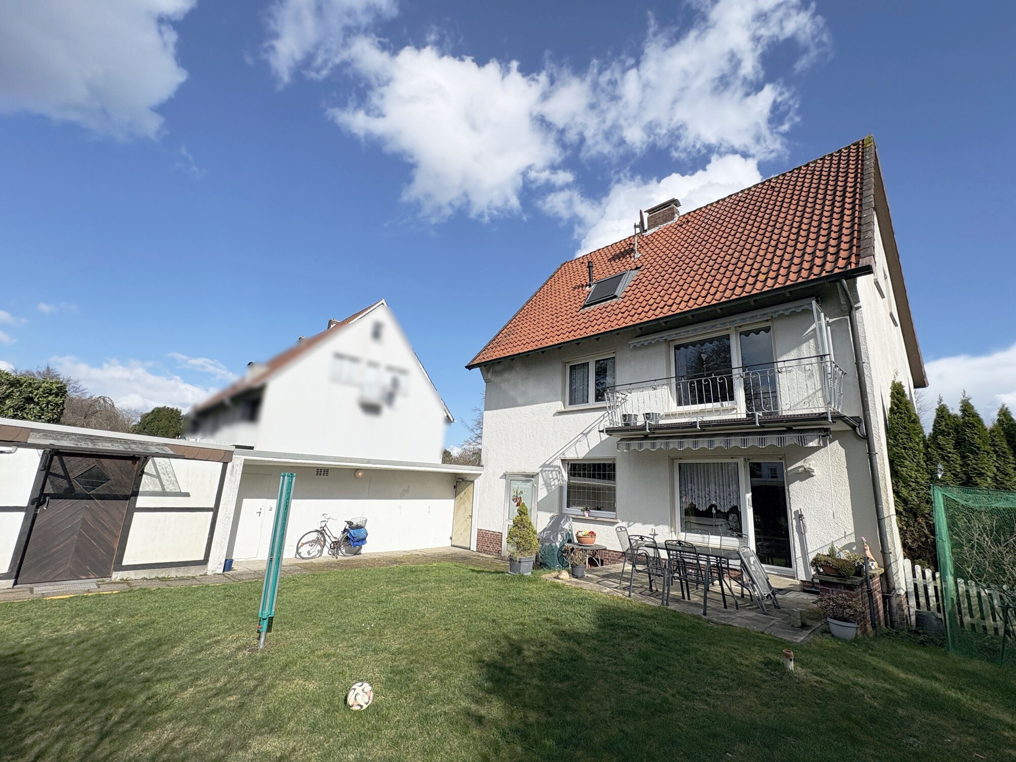 Rückseite mit Garage und Nebengebäude