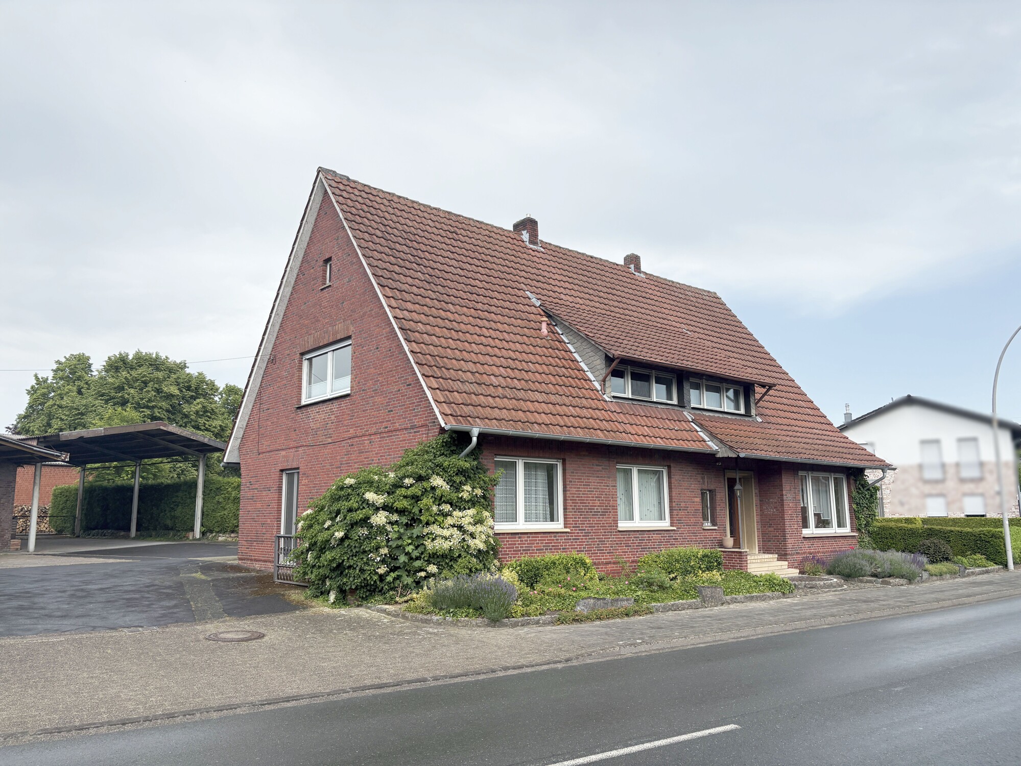 Seitenansicht mit Hofeinfahrt