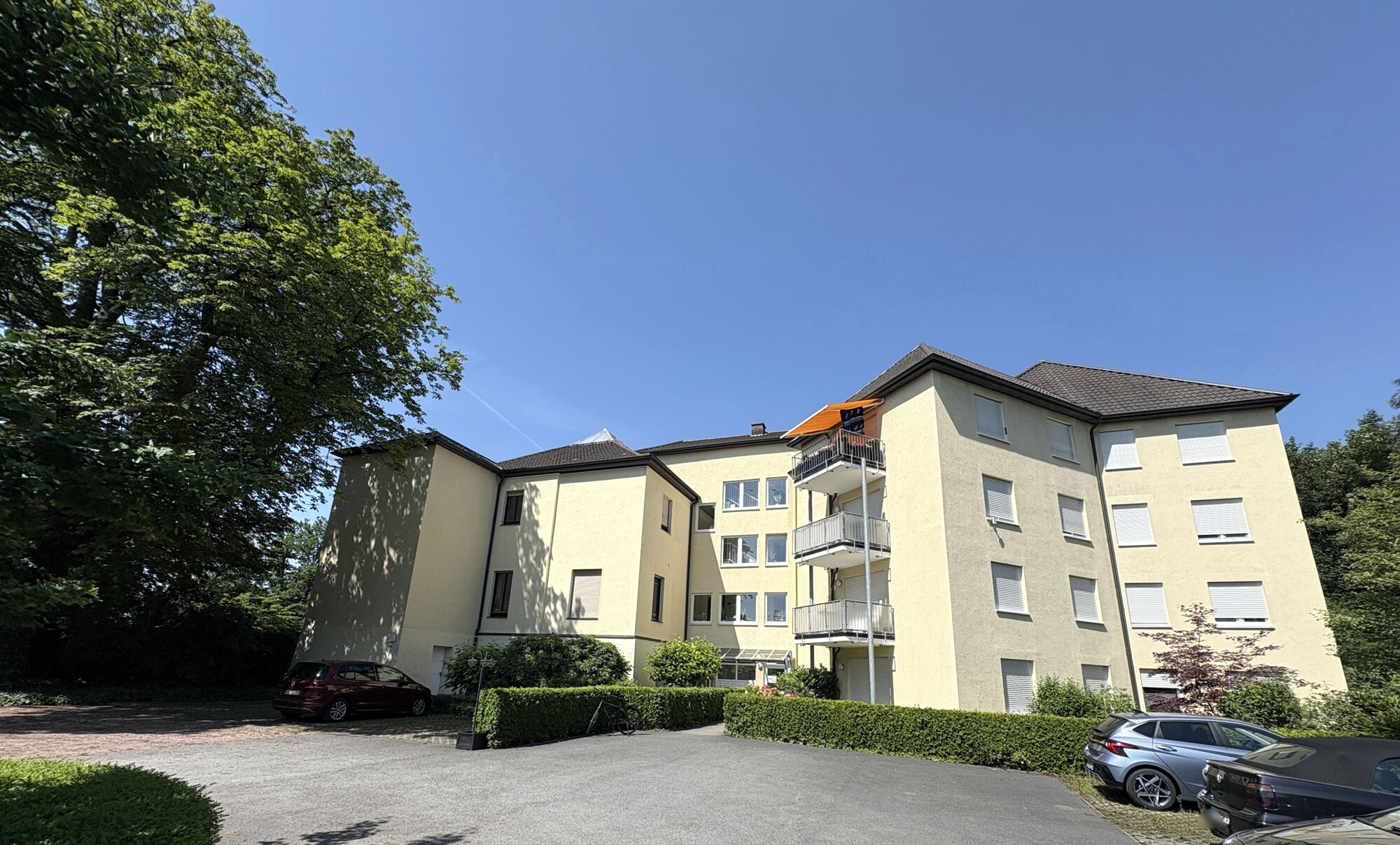 Hausansicht mit Parkplatz