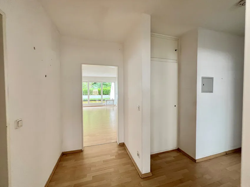 Flur mit Blick ins Wohnzimmer