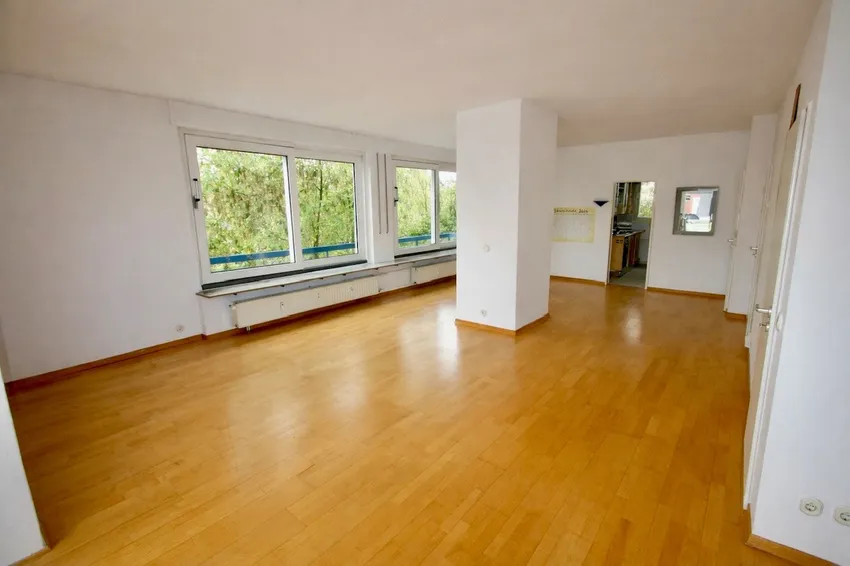 Wohnraum mit Blick zur Küche und Bad