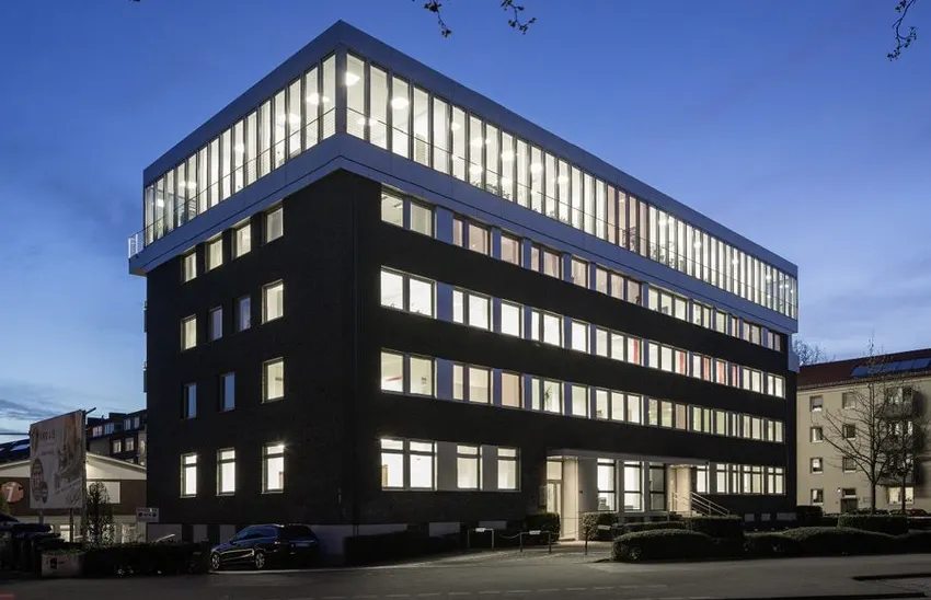 Seitliche Außenansicht bei Dämmerung