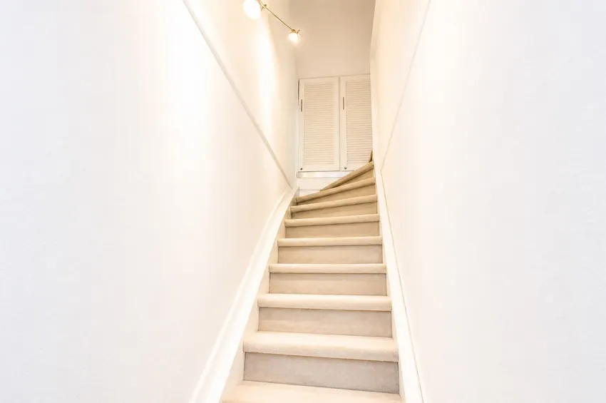 Treppe zum Spitzboden 26
