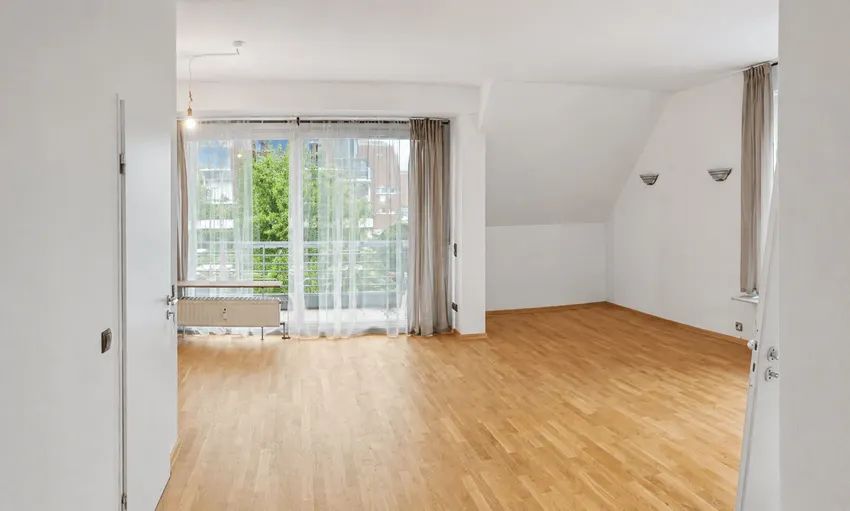 Wohnzimmer mit Balkon