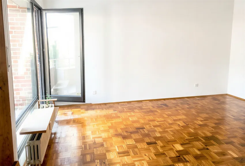 Wohnzimmer mit Balkontür vor der Vermietung