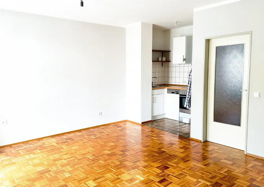 Wohnzimmer mit Küchenzeile vor der Vermietung