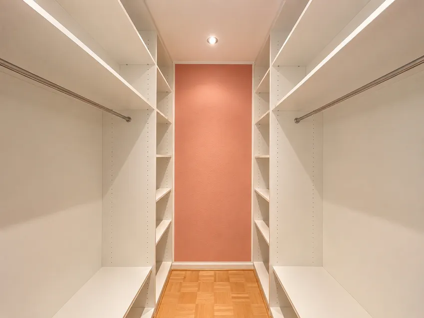 Begehbarer Kleiderschrank