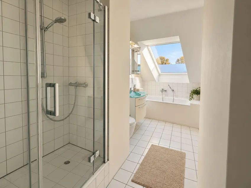 Badezimmer mit Dusche und Wanne
