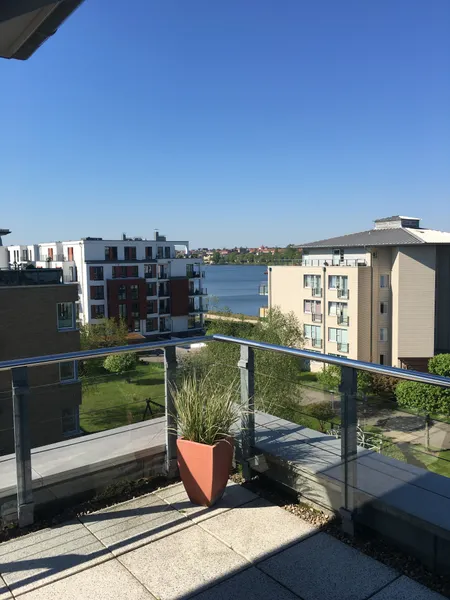 Traumhafte 2 Zimmer-Penthousewohnung mit großer Dachterrasse und Seeblick zu mieten! - Photo 2