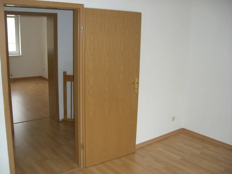 Geräumige 3 Zimmer-Maisonettewohnung mit neuem Bad und Gäste-WC in zentraler Lage zu mieten! - Foto 2
