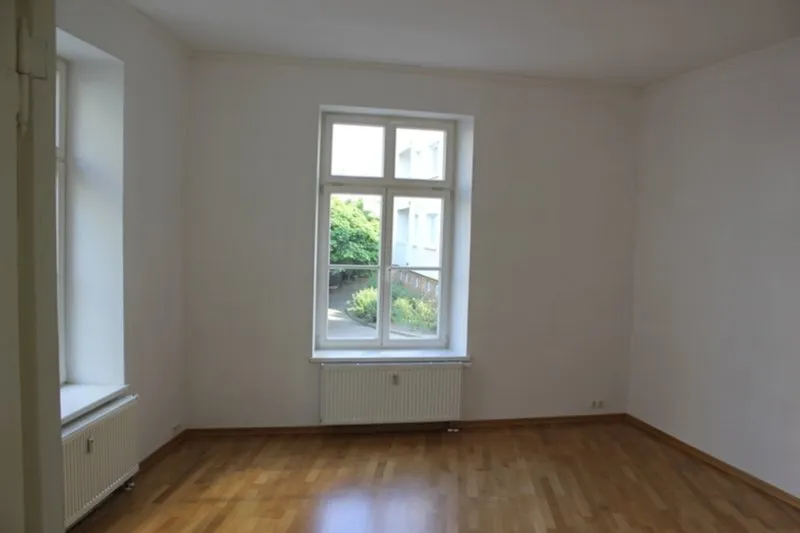 Geräumige 2 Zimmer-Wohnung mit Parkett, Duschbad und Einbauküche in der Schelfstadt zu mieten!