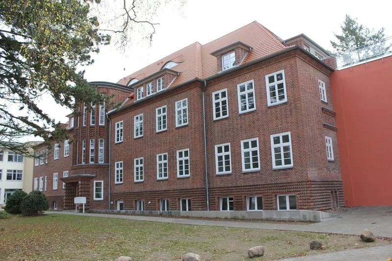 Geräumige Büro- / Praxis- / Verkaufsfläche in der Mecklenburgstraße zu mieten!