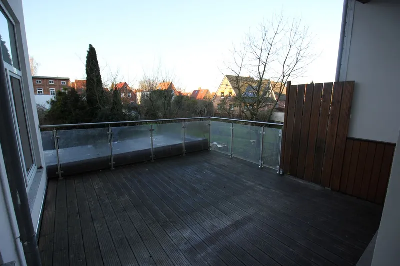 Großzügige, renovierte 4 Zimmer-Wohnung mit Einbauküche, 2 Bäder, Dachterrasse und Stellplatz!