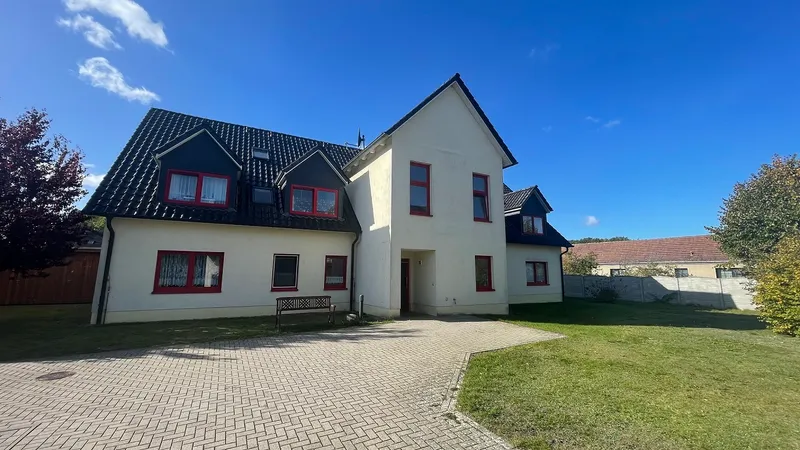 Geräumige 2-Zimmer-Wohnung mit Terrasse in betreuter Wohnanlage von Plate zu mieten!