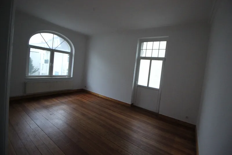 Großzügige, renovierte 5 Zimmer-Wohnung mit Einbauküche, 2 Bäder und Balkon zu mieten!