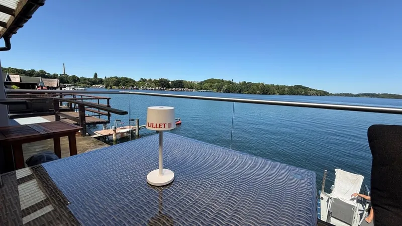 Erstklassiges Reihenbootshaus mit gehobener Ausstattung und Boot zu kaufen!
