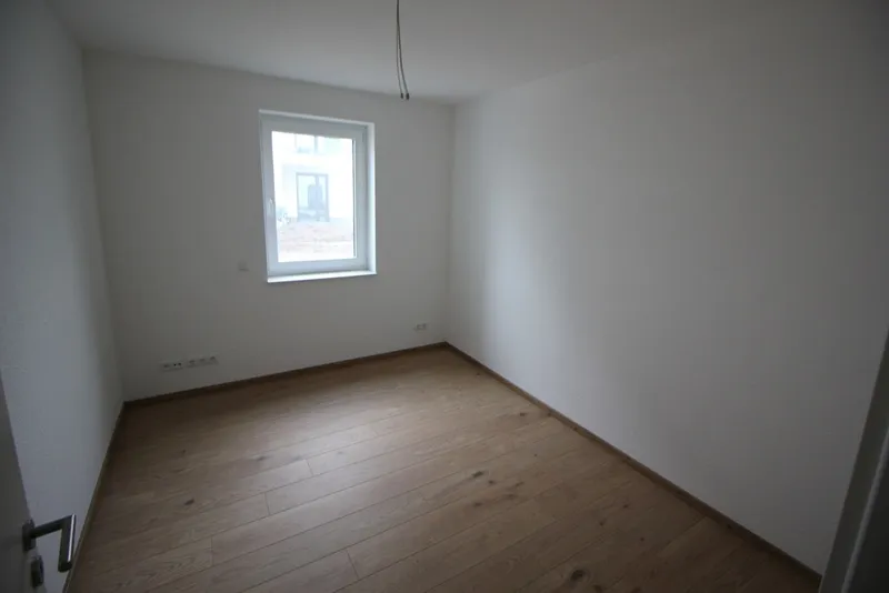 Erstklassige 3 Zimmer-Wohnung mit Terrasse, Stellplatz und gehobener Ausstattung zu mieten! - Foto 4